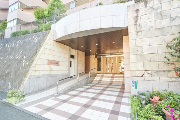 車椅子やベビーがーがスムーズに出入りできるスロープを併設したメインエントランス。