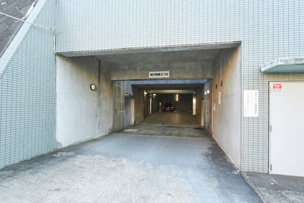 人と動線を分離した安全な2箇所の屋内駐車場。出入口は4箇所。