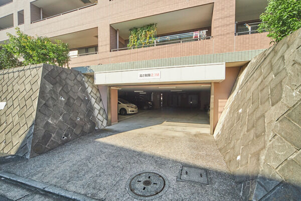 屋内駐車場は、平置と3段機械式の計151台分を確保。