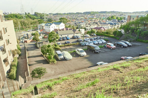 広々とした敷地内駐車場。