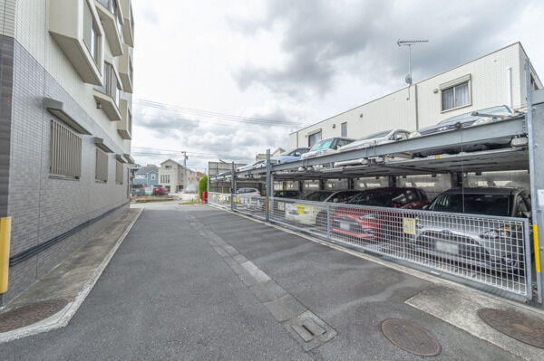 敷地内にゆとりある機械式駐車場。