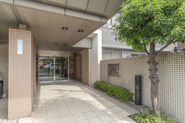 エントランスはオートロック式のセキュリティ体制。