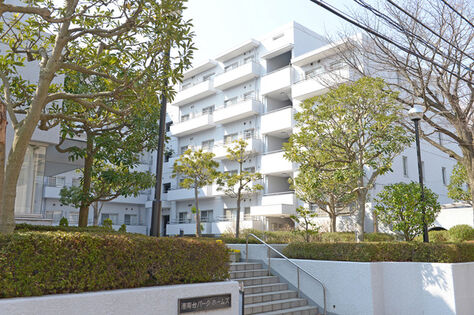 暮らしにゆとりを生むパティオのある洒落た外観。 暮らしにゆとりを生むパティオのある洒落た外観。