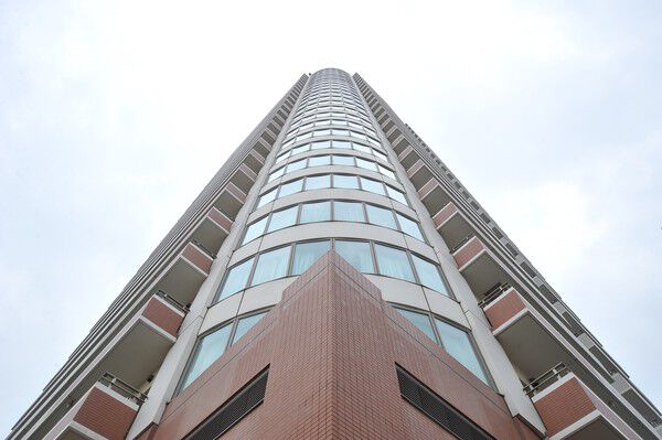 【クリオレジダンスタワー横濱鶴ヶ峰】ガラスのカーテンウォールが外観にアクセントを与え、建物内に光を運び込みます。		