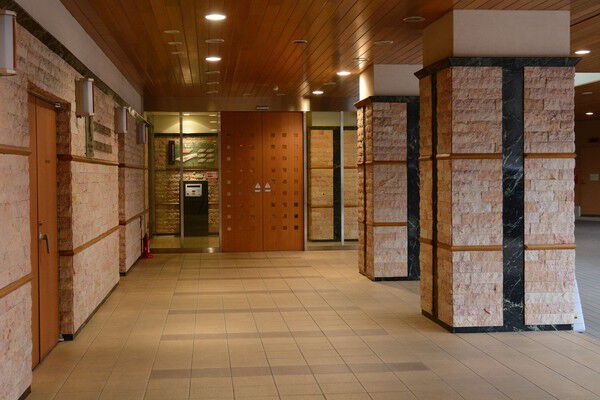 駅までは2階エントランスから歩行者デッキでダイレクトにアクセスできます。		