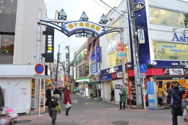 駅前から活気に満ちた「鶴ヶ峰商店街」は約80m（徒歩1分）。