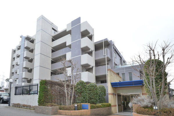 【パークホームズ緑園都市】周りには四季の植栽を配し緑に囲まれた印象的な住棟。		