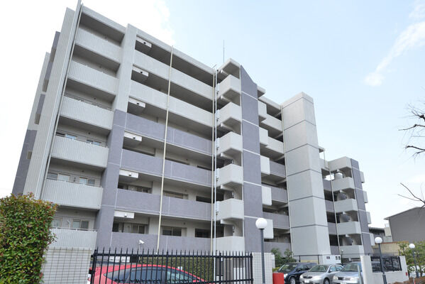 【パークホームズ緑園都市】重厚さの中にモダンな雰囲気を持たせたシンプルなデザイン。		