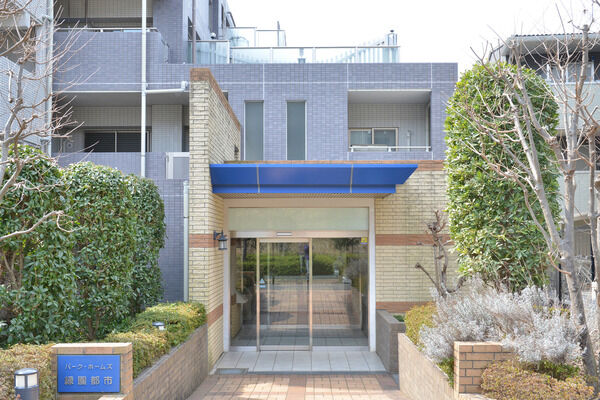 シンボリックな大樹を左右に備えたエントランス。		