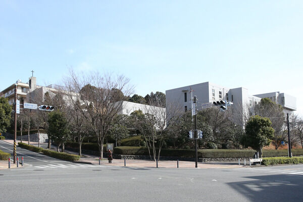 歴史ある「フェリス女学園大学緑園キャンパス」は約450m（徒歩6分）。		