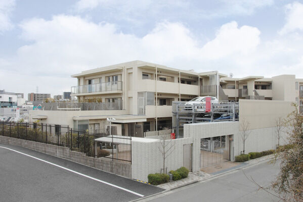 シャッターゲート付の26台収容駐車場。