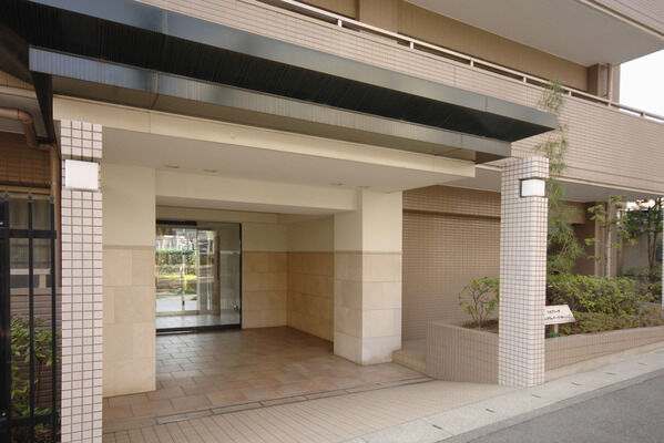 宅配ロッカーを設置しているエントランス。