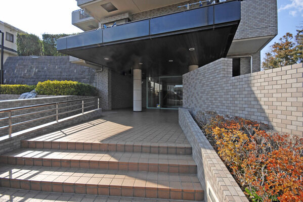 【青葉台パークホームズ参番館】石造りの円柱に支えられたシックなルーフがエントランスの重厚感を演出しています。 【青葉台パークホームズ参番館】石造りの円柱に支えられたシックなルーフがエントランスの重厚感を演出しています。