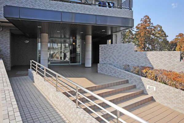 【青葉台パークホームズ参番館】ブラウンタイルのステップの他に、手すり付のスロープをご用意しました。 【青葉台パークホームズ参番館】ブラウンタイルのステップの他に、手すり付のスロープをご用意しました。