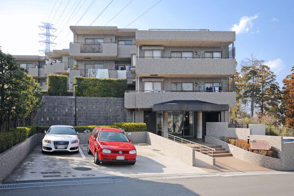 タイル張りの清潔感溢れる外観に質感ある石壁と植栽が色を添えます。