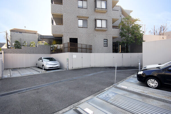 平面置きの駐車場をご用意。厚木街道まで約850ｍと、大通りへのアクセスも良好。