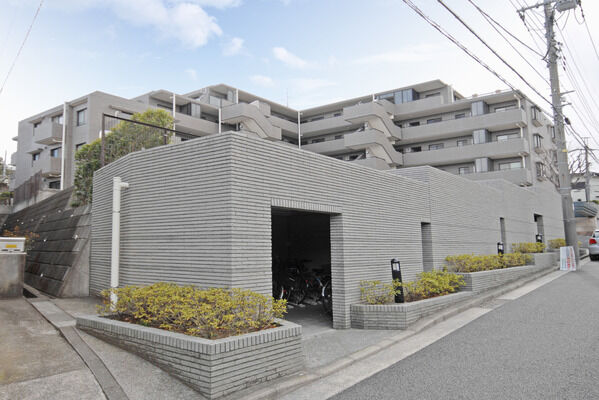 雨風から愛車を守る20台収容の駐輪場。20台収容の駐車場も敷地内に設置。