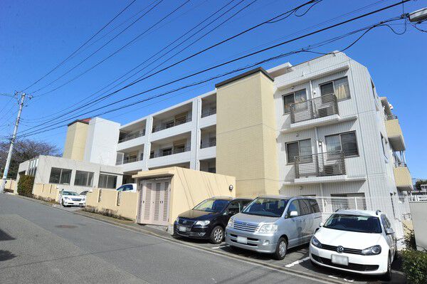 【パークホームズたまプラーザブロッサムギャラリー】南面より外観を望む。閑静な住宅街に溶け込むベーシックなフォルム。		