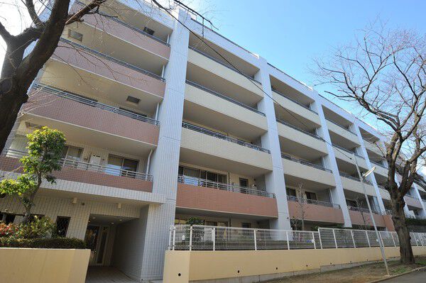 【パークホームズたまプラーザブロッサムギャラリー】リズミカルな配色のベランダが目に楽しい外観。		