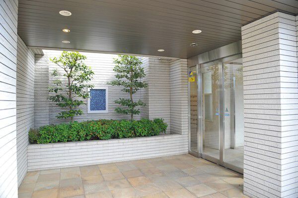 鮮やかな植栽と柔らかなライトアップが訪れる人を穏やかに迎え入れるエントランス。		