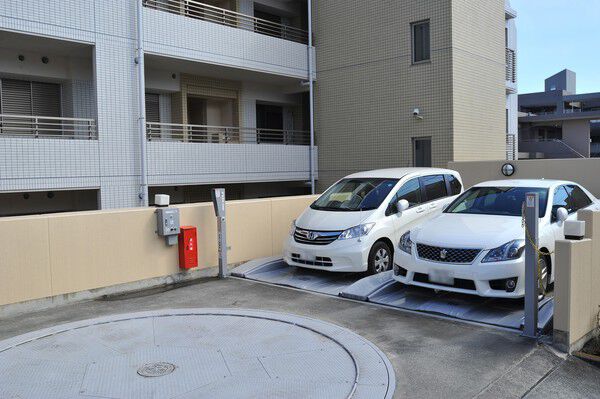 敷地内にはターンテーブル付の駐車場をご用意しました。		