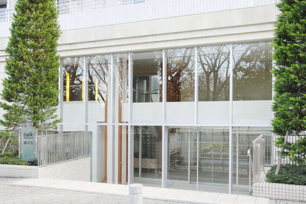 【パークホームズ藤が丘】空と一体化するような、柔らかな色みの外壁。