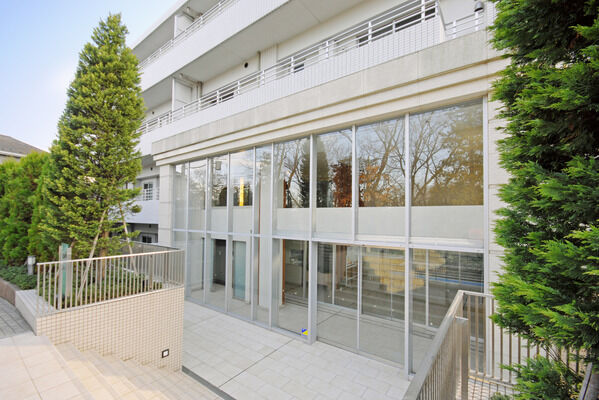 シンプルな佇まいに、生い茂る植栽が映える外観。