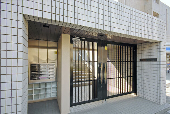 入り口には暮らしの安心を守る、オートロックシステムを採用。