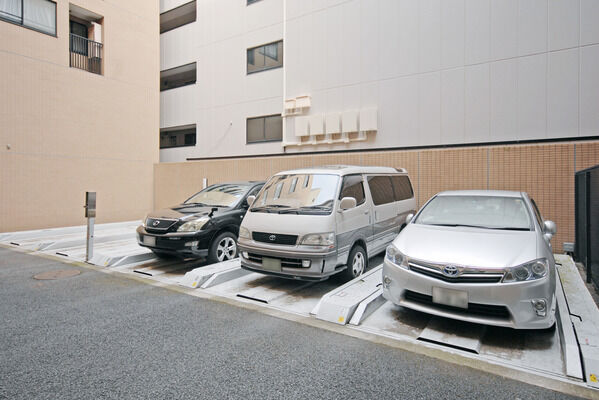 敷地名には、29台収容の駐車場、40台収容の駐輪場を設置。