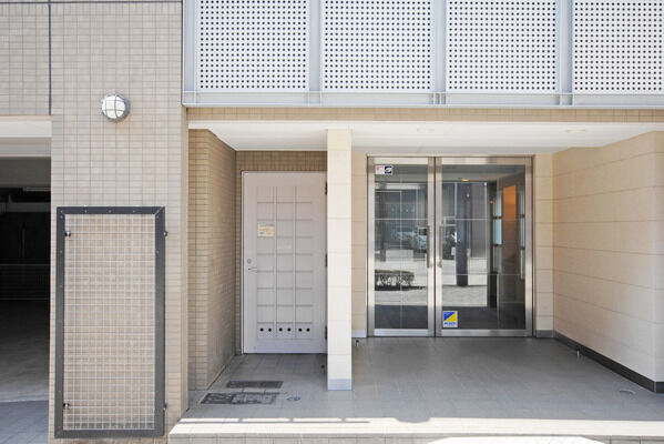 【港北ニュータウンセンター北パークホームズ】宅配ロッカーが設置されているエントランス。 【港北ニュータウンセンター北パークホームズ】宅配ロッカーが設置されているエントランス。