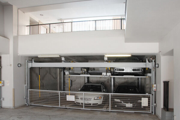 敷地内には、17台収容の駐車場、28台収容の駐輪場を設置。