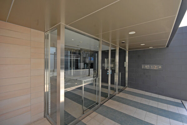 オートロックは勿論、プログレッシッブシリンダーキーを採用したエントランス。