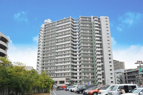 白と緑のタイルが爽やかな印象を与える20階建てのマンションです。 白と緑のタイルが爽やかな印象を与える20階建てのマンションです。