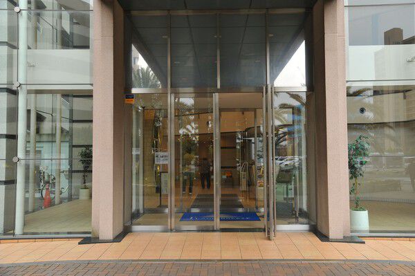 ホスピタリティを追求したエントランス。2層吹き抜けのホールへとつながります。		