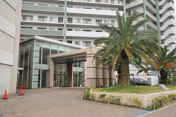 ホテルライクな車寄せがついたアプローチ。雨の日でも濡れずに乗降できます。		