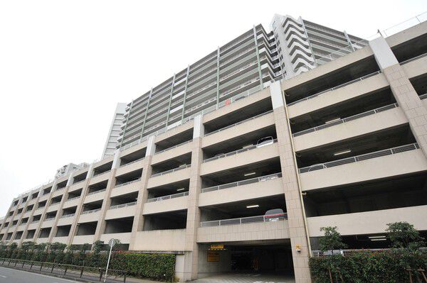 駐車場は全戸分以上の535台を確保。61%が自走式です。		