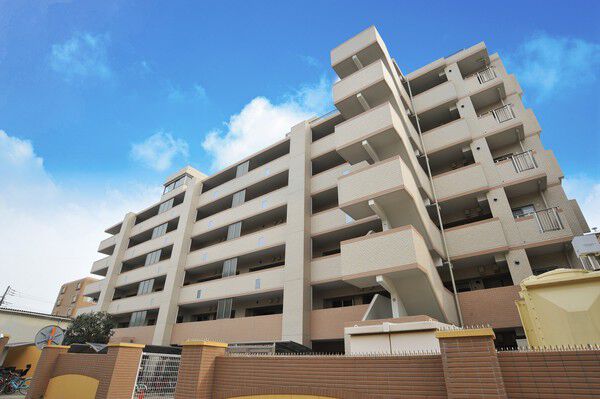 【大師本町パークホームズセントマークコート】淡いベージュ系のタイルを基調とした爽やかな外観。		