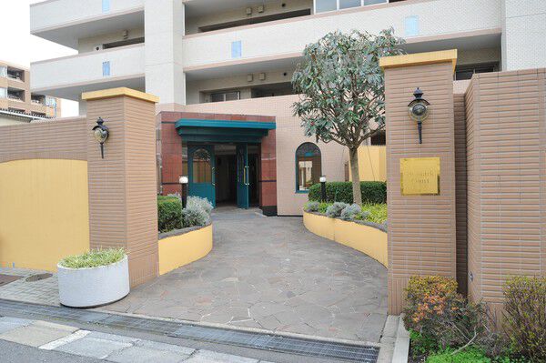 緑が茂る植栽に導かれ、エントランスへと至るアプローチ。		