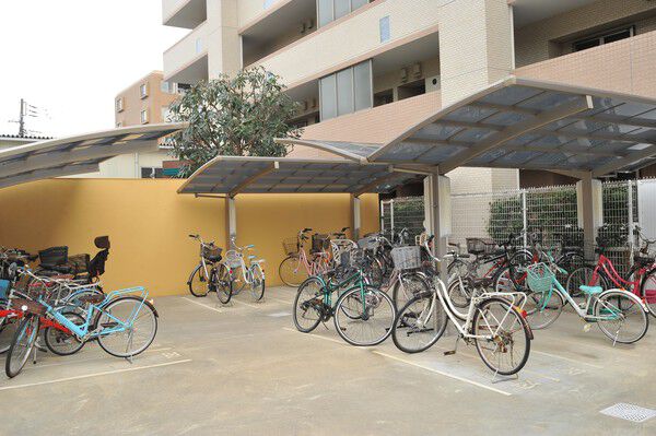 風雨を防ぐ屋根付きの駐輪場を敷地内にご用意。		