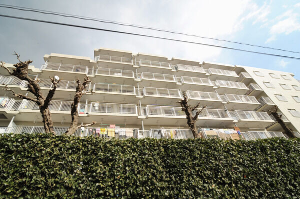 【川崎大師パークファミリア】日当たり良好でワイドなサイズのバルコニー。		