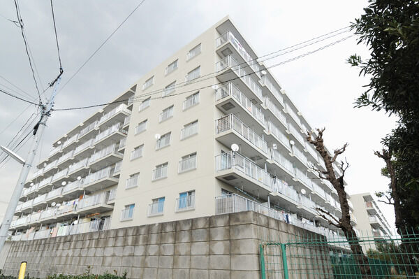 【川崎大師パークファミリア】白を基調としたシンプルな外観スタイル。		