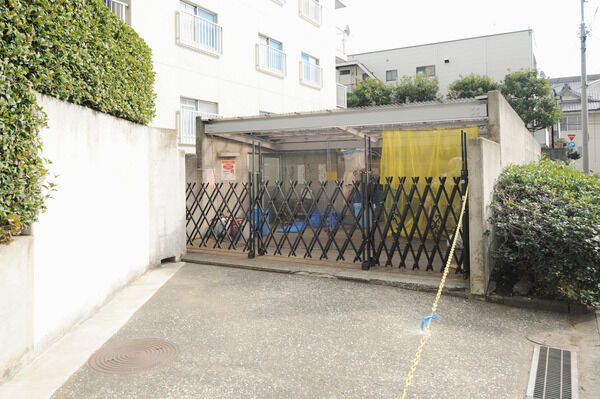 敷地の裏側にあるきちんと分別されたゴミ置場。		