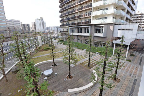 建物の東側には広場が整備され、人々の憩いの場となっている。		