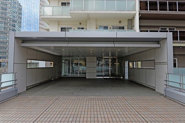 ペデストリアンデッキで駅につながるエントランス。		