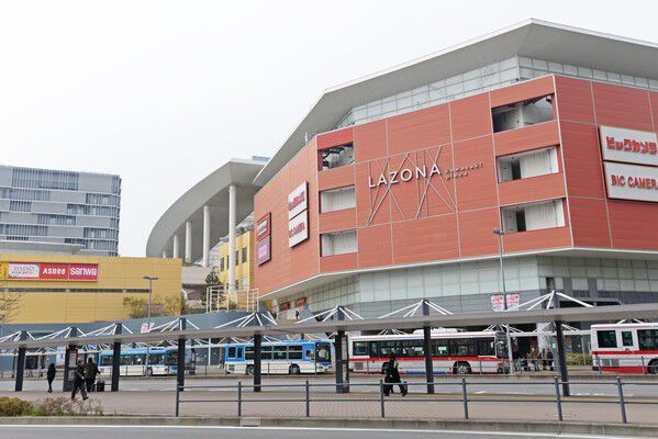 駅前ショッピングに便利な「ラゾーナ川崎プラザ」まで約550m（徒歩7分）。		