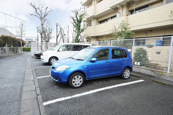 駐車場は生活道路に出やすい平面式です。