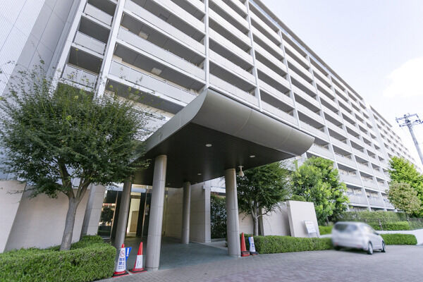 車寄せのあるメインエントランスにはキャノピーがあり、雨天時にも便利です。