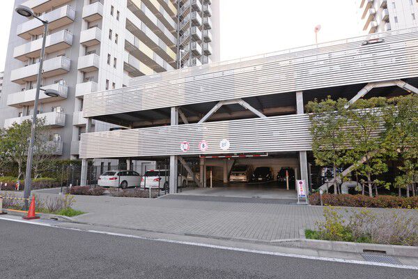 建物脇に歩車分離の独立した駐車場が整備されている。		