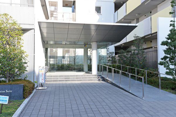 白を基調とした洗練されたデザインのエントランス。スロープも整備されている。		