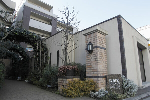 【パークホームズ武蔵中原ザ・レジデンス】色とりどりの木々が、四季の移ろいを感じさせます。